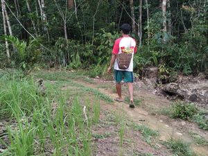 Ngeri! Cerita Petani Karet di Perbatasan RI-Malaysia Dihadang Macan Dahan Ngeri! Cerita Petani Karet di Perbatasan RI-Malaysia Dihadang Macan Dahan