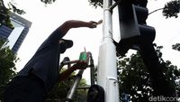 Petugas Cat Tiang Lampu Pengatur Lalu Lintas