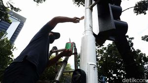 Petugas Cat Tiang Lampu Pengatur Lalu Lintas