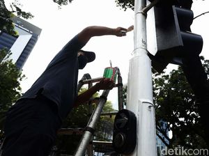 Petugas Cat Tiang Lampu Pengatur Lalu Lintas Petugas Cat Tiang Lampu Pengatur Lalu Lintas