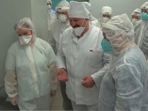 Duh! Presiden Belarusia Copot Masker di Hadapan Pasien Covid-19 Duh! Presiden Belarusia Copot Masker di Hadapan Pasien Covid-19