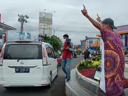 Jagoannya Kalah di Pilgub, Pria di Bengkulu Keliling Pakai Daster