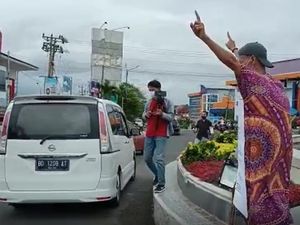 Jagoannya Kalah di Pilgub, Pria di Bengkulu Keliling Pakai Daster Jagoannya Kalah di Pilgub, Pria di Bengkulu Keliling Pakai Daster