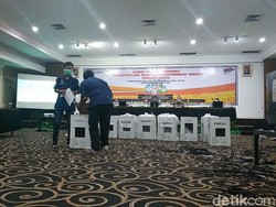 Rapat Pleno KPU Surabaya Baru Tetapkan Suara di 11 Kecamatan