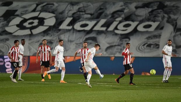 MADRID, SPAIN - DECEMBER 15: Toni Kroos of Real Madrid scores their sides first goal during the La Liga Santander match between Real Madrid and Athletic Club at Estadio Alfredo Di Stefano on December 15, 2020 in Madrid, Spain. Sporting stadiums around Spain remain under strict restrictions due to the Coronavirus Pandemic as Government social distancing laws prohibit fans inside venues resulting in games being played behind closed doors.  (Photo by Denis Doyle/Getty Images)