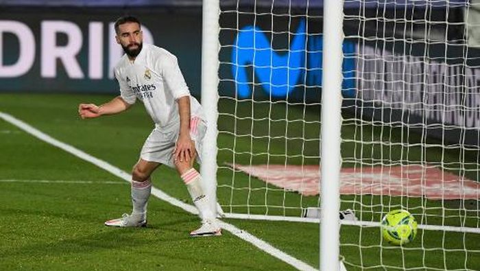 Real Madrids Spanish defender Dani Carvajal eyes the ball after Athletic Bilbaos Spanish defender Ander Capa scored a goal during the Spanish league football match between Real Madrid CF and Athletic Club Bilbao at the Alfredo di Stefano stadium in Madrid on December 15, 2020. (Photo by OSCAR DEL POZO / AFP)