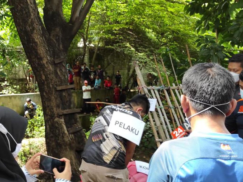 Momen Rekonstruksi Kasus Mutilasi di Bekasi Digelar di 4 TKP Momen Rekonstruksi Kasus Mutilasi di Bekasi Digelar di 4 TKP