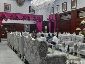 Terbang ke Surabaya, Ngabalin Bawa Misi Khusus untuk Risma?