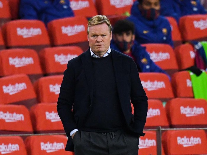 BARCELONA, SPAIN - DECEMBER 13: Head coach Ronald Koeman of FC Barcelona looks on during the La Liga Santader match between FC Barcelona and Levante UD at Camp Nou on December 13, 2020 in Barcelona, Spain. (Photo by David Ramos/Getty Images)