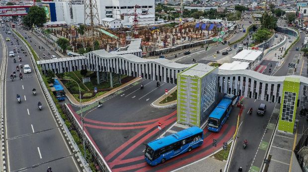Foto aerial suasana Simpang Lima Pasar Senen, Jakarta, Selasa (15/12/2020). Pemprov DKI Jakarta telah merampungkan revitalisasi Simpang Lima Pasar Senen dengan menggunakan empat skala prioritas pembangunan transportasi berbasis jalan raya di Jakarta yaitu pejalan kaki, pesepeda/ kendaraan bebas emisi, angkutan umum serta kendaraan pribadi. ANTARA FOTO/Galih Pradipta/aww.