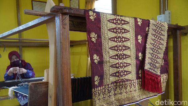 Potret Desa Tenun yang Kainnya Favorit Warga Brunei