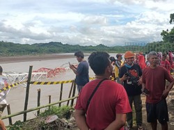 Tower BTS yang Miring Tergerus Arus Sungai di Brebes Akhirnya Roboh!