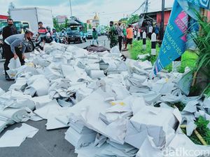 Truk Terguling di Klaten, Muatan Kertas Berhamburan ke Jalan