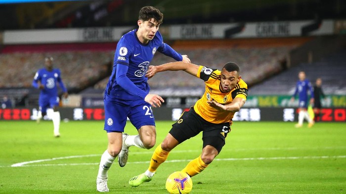 WOLVERHAMPTON, ENGLAND - DECEMBER 15: Kai Havertz of Chelsea is put under pressure by Fernando Marcal of Wolverhampton Wanderers during the Premier League match between Wolverhampton Wanderers and Chelsea at Molineux on December 15, 2020 in Wolverhampton, England. The match will be played without fans, behind closed doors as a Covid-19 precaution. (Photo by Michael Steele/Getty Images)
