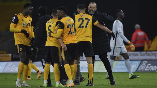 Wolverhampton Wanderers' head coach Nuno Espirito Santo, right, celebrates with his teammates their win against Chelsea after the end of the English Premier League soccer match between Wolverhampton Wanderers and Chelsea at the Molineux Stadium in Wolverhampton, England, Tuesday, Dec. 15, 2020. (AP Photo/Rui Vieira, Pool)