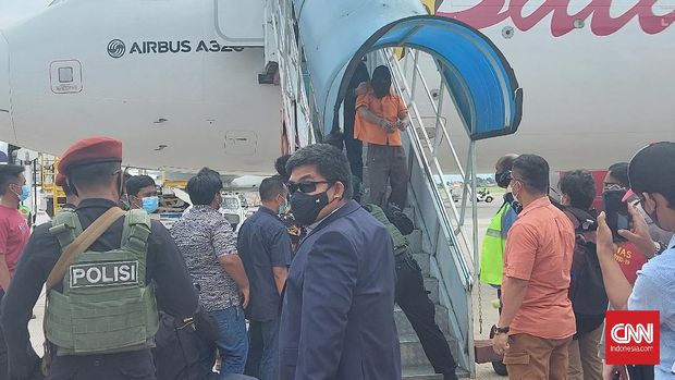 Buronan teroris 18 tahun, Zulkarnain tiba di Bandara Internasional Soekarno-Hatta, Tangerang usai ditangkap dan diterbangkan dari Lampung Timur, pada Rabu (16/12).