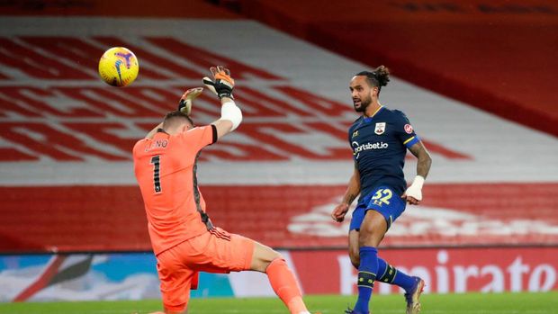 LONDON, ENGLAND - DECEMBER 16: Theo Walcott of Southampton scores their team's first goal past Bernd Leno of Arsenal during the Premier League match between Arsenal and Southampton at Emirates Stadium on December 16, 2020 in London, England. The match will be played without fans, behind closed doors as a Covid-19 precaution. (Photo by Peter Cziborra - Pool/Getty Images)