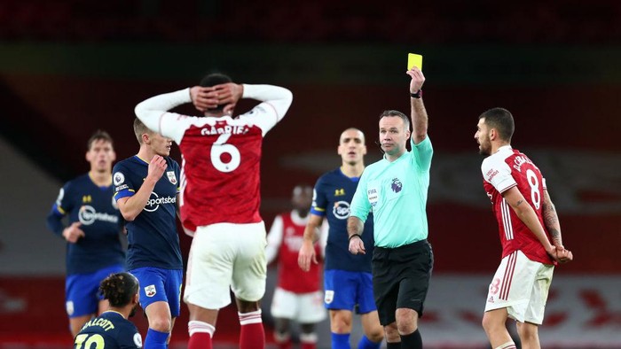 LONDON, ENGLAND - DECEMBER 16: Gabriel of Arsenal is shown a second yellow card and sent off by referee Paul Tierney during the Premier League match between Arsenal and Southampton at Emirates Stadium on December 16, 2020 in London, England. The match will be played without fans, behind closed doors as a Covid-19 precaution. (Photo by Clive Rose/Getty Images)