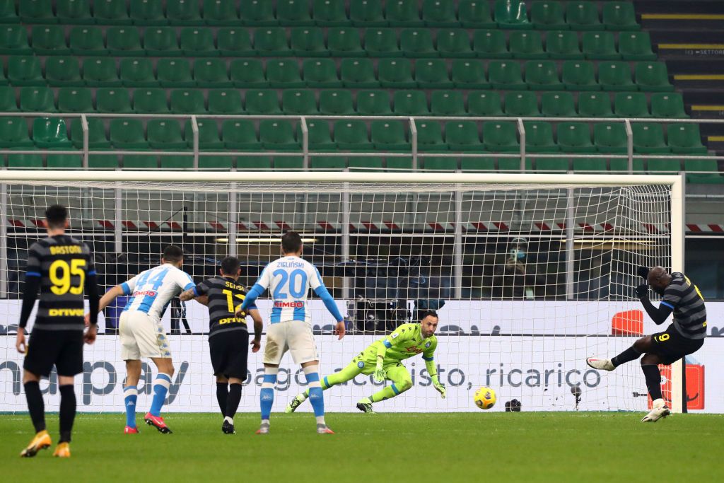 MILAN, ITALY - DECEMBER 16: Romelu Lukaku of Inter Milan scores their team's first goal from the penalty spot past David Ospina of S.S.C. Napoli  during the Serie A match between FC Internazionale and SSC Napoli at Stadio Giuseppe Meazza on December 16, 2020 in Milan, Italy. Sporting stadiums around Italy remain under strict restrictions due to the Coronavirus Pandemic as Government social distancing laws prohibit fans inside venues resulting in games being played behind closed doors. (Photo by Marco Luzzani/Getty Images )