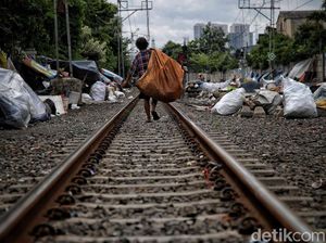 Foto: Potret Pemukiman Warga di Bantaran Rel