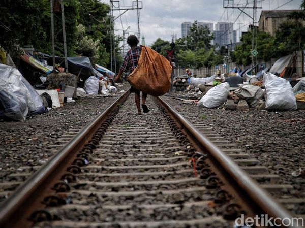 Foto: Potret Pemukiman Warga di Bantaran Rel