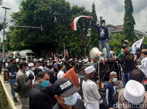 Minta Habib Rizieq Dibebaskan, Massa FPI Geruduk Polres Sumedang