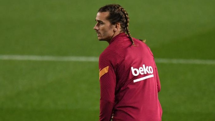 BARCELONA, SPAIN - DECEMBER 16: Antoine Griezmann of Barcelona warms up prior to  the La Liga Santander match between FC Barcelona and Real Sociedad at Camp Nou on December 16, 2020 in Barcelona, Spain. Sporting stadiums around Spain remain under strict restrictions due to the Coronavirus Pandemic as Government social distancing laws prohibit fans inside venues resulting in games being played behind closed doors. (Photo by David Ramos/Getty Images)