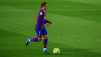 Dengan gaya rambut kepang dua itu, Griezmann tampil untuk Barca saat menghadapi Sociedad. (Foto: AP/Joan Monfort)