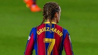 Nah, menurut detikers, rambut kepang dua Griezmann ini oke atau enggak sih? (Foto: AP/Joan Monfort)