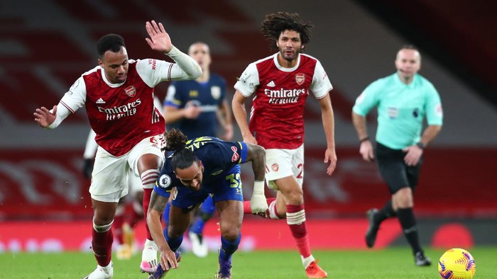 LONDON, ENGLAND - DECEMBER 16: Gabriel of Arsenal is shown a second yellow card and sent off after this challenge on Theo Walcott of Southampton during the Premier League match between Arsenal and Southampton at Emirates Stadium on December 16, 2020 in London, England. The match will be played without fans, behind closed doors as a Covid-19 precaution. (Photo by Clive Rose/Getty Images)