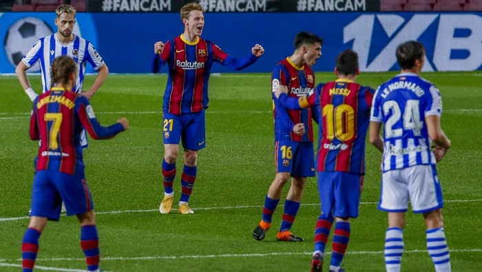 Barcelonas Frenkie de Jong, third left, celebrates after scoring his sides second goal during the Spanish La Liga soccer match between FC Barcelona and Real Sociedad at the Camp Nou stadium in Barcelona, Spain, Wednesday, Dec. 16, 2020. (AP Photo/Joan Monfort)