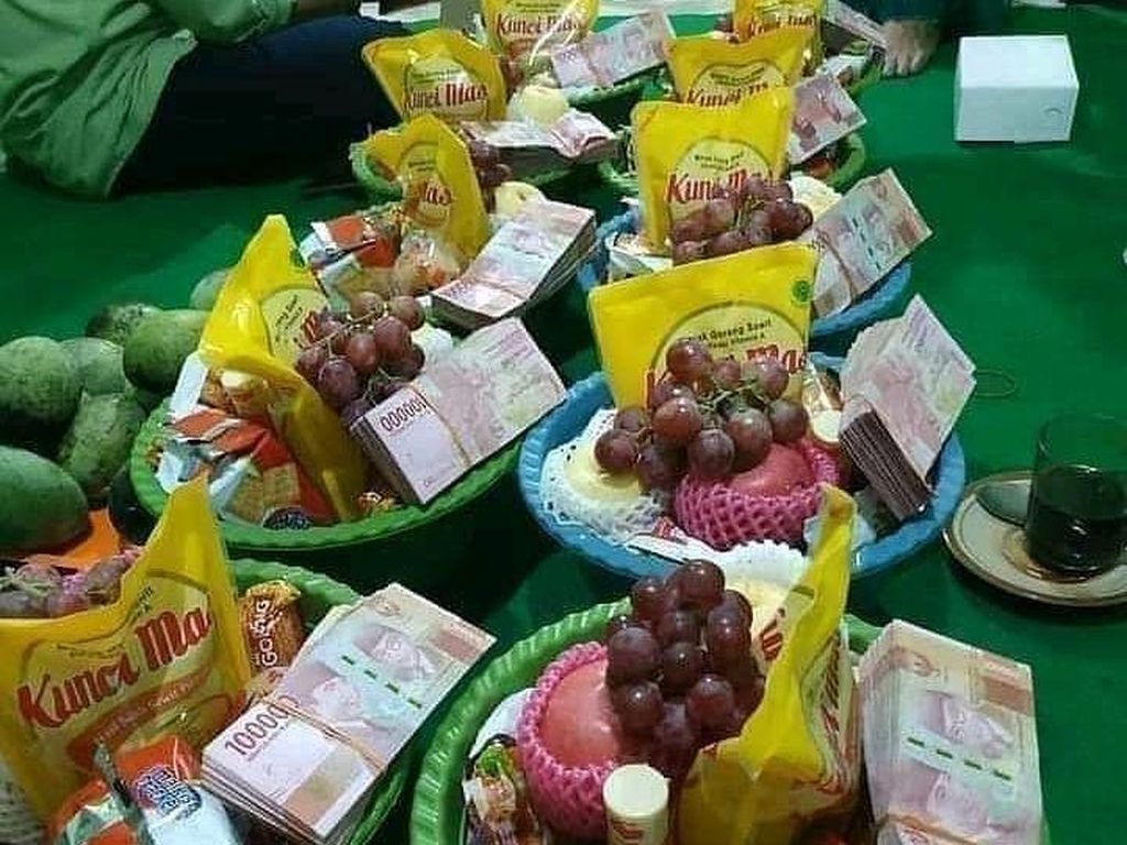 Sultan! Besek Makanan Ini Berisi Uang Segepok Sultan! Besek Makanan Ini Berisi Uang Segepok