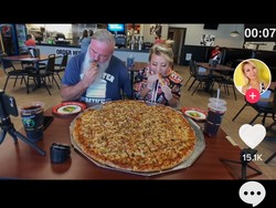 Gokil! Cewek Langsing Ini Selalu Makan dengan Porsi Kuli