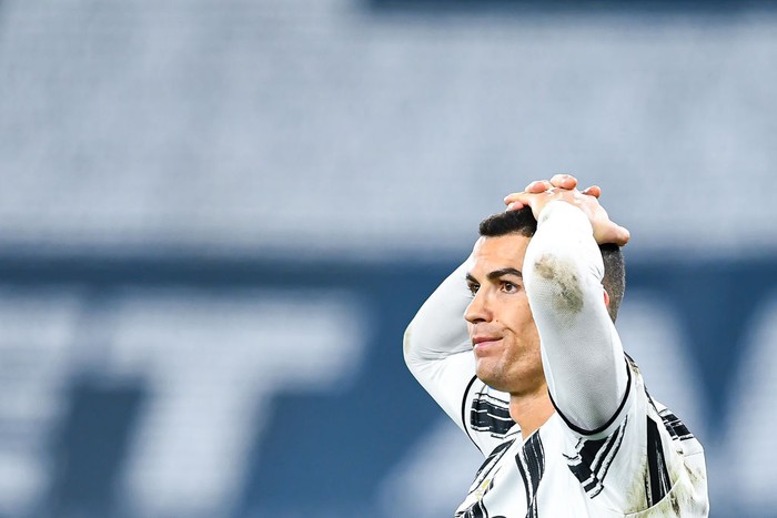 GENOA, ITALY - DECEMBER 13: Cristiano Ronaldo of Juventus reacts with disappointment during the Serie A match between Genoa CFC and Juventus Fc at Stadio Luigi Ferraris on December 13, 2020 in Genoa, Italy. (Photo by Paolo Rattini/Getty Images)