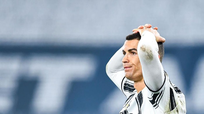 GENOA, ITALY - DECEMBER 13: Cristiano Ronaldo of Juventus reacts with disappointment during the Serie A match between Genoa CFC and Juventus Fc at Stadio Luigi Ferraris on December 13, 2020 in Genoa, Italy. (Photo by Paolo Rattini/Getty Images)