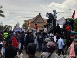 Massa Buruh Demo Anggota DPRD Probolinggo yang Bikin Pabrik Kayu Ditutup