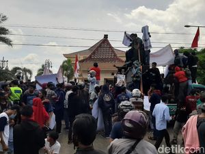 Massa Buruh Demo Anggota DPRD Probolinggo yang Bikin Pabrik Kayu Ditutup Massa Buruh Demo Anggota DPRD Probolinggo yang Bikin Pabrik Kayu Ditutup