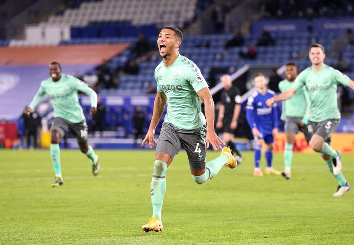 LEICESTER, ENGLAND - DECEMBER 16: Mason Holgate of Everton celebrates after scoring their sides second goal  during the Premier League match between Leicester City and Everton at The King Power Stadium on December 16, 2020 in Leicester, England. The match will be played without fans, behind closed doors as a Covid-19 precaution.  (Photo by Alex Pantling/Getty Images)