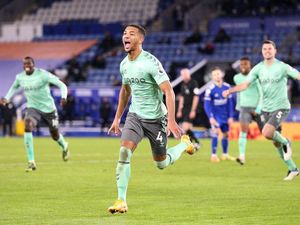 Everton Tak Mau Muluk-muluk