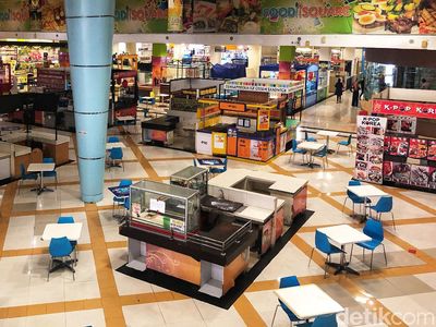 Foto: Miris Gegara Corona Tempat Makan di Mall Ini Sepi