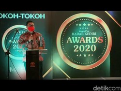 Cabup Dhito Dapat Penghargaan Tokoh Berpengaruh Pemimpin Pembawa Perubahan