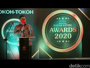 Cabup Dhito Dapat Penghargaan Tokoh Berpengaruh Pemimpin Pembawa Perubahan Cabup Dhito Dapat Penghargaan Tokoh Berpengaruh Pemimpin Pembawa Perubahan