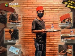 Gaya Intel Saat Nyamar Jadi Tukang Bakso