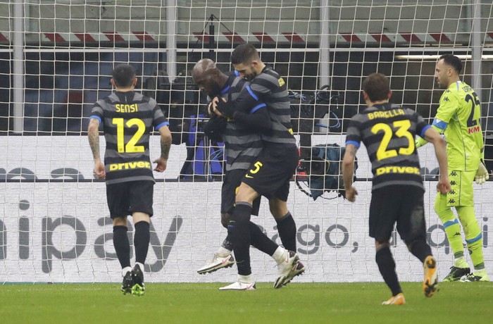 Inter Milans Romelu Lukaku, center, celebrates with teammates after scoring his teams opening goal during a Serie A soccer match between Inter Milan and Napoli, at the San Siro stadium in Milan, Italy, Wednesday, Dec.16, 2020. (AP Photo/Luca Bruno)