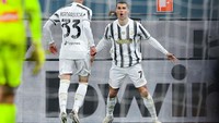 Jersey Juventus hitam-putih ini katanya kurang bagus garis-garis hitamnya yang terlihat memudar (Getty Images)
