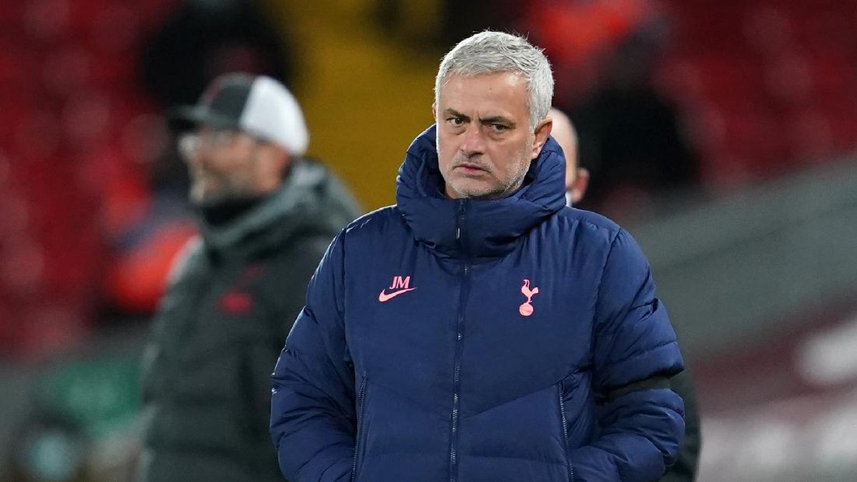 Jose Mourinho menanggapi kritik soal gaya main Tottenham Hotspur (Foto: Getty Images/Pool)