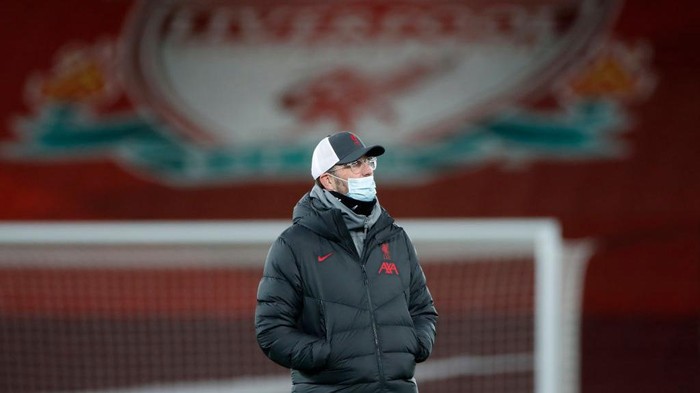 LIVERPOOL, ENGLAND - DECEMBER 16: Jurgen Klopp, Manager of Liverpool wears a face mask as he looks on during the warm ups prior to the Premier League match between Liverpool and Tottenham Hotspur at Anfield on December 16, 2020 in Liverpool, England. A limited number of fans (2000) are welcomed back to stadiums to watch elite football across England. This was following easing of restrictions on spectators in tiers one and two areas only.  (Photo by Clive Brunskill/Getty Images)