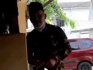 Ada-ada Saja...Kades di Klaten Bayar Nasi Goreng Pakai Sepatu Berujung Viral