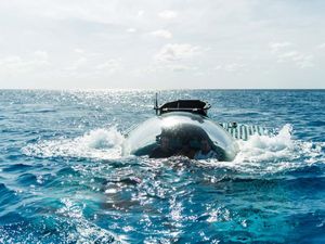 Foto: Kapal Selam Transparan, Mampu Menyelam hingga Kedalaman 1.000 Meter