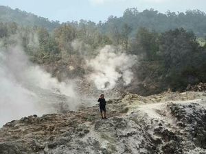 Gunung Salak Punya Kawah Putih yang Cantik Banget!